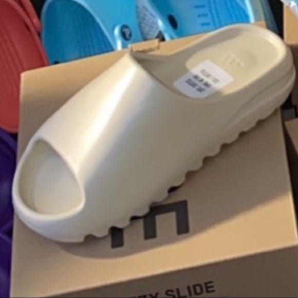 Yeezy Slides - Picture 1 of 1